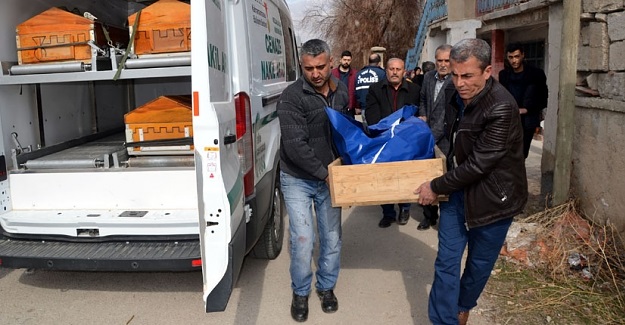 EVİNİN SALONUNDA ÖLÜ BULUNDU