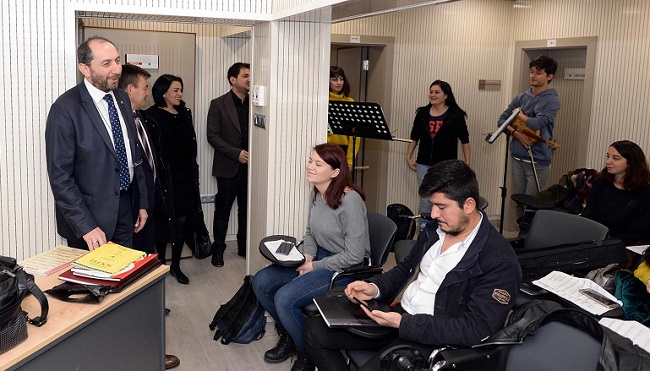 RESİM VE MÜZİK ATÖLYELERİNİ İNCELEDİ