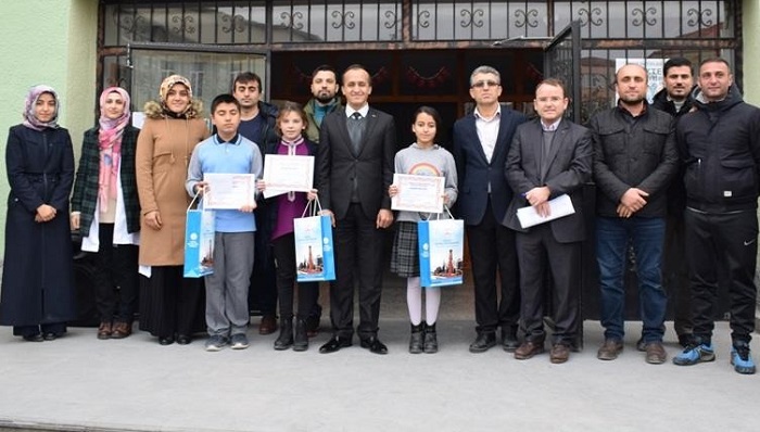 KİTAP OKUYAN ÖĞRENCİLER ÖDÜLLENDİRİLDİ