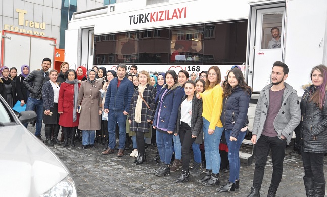 ÜNİVERSİTE ÖĞRENCİLERİ KAN BAĞIŞLADI