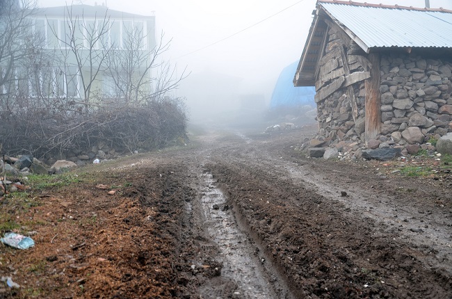YAPILAN ÇALIŞMALAR KÖYLÜYÜ İKİYE BÖLDÜ