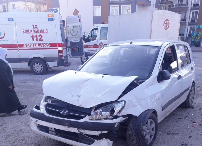 İKİ OTOMOBİL ÇARPIŞTI: 2 YARALI