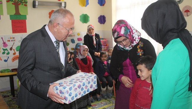 ÖĞRENCİ VELİLERİNE KİTAP DAĞITILDI