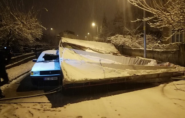 KAR NEDENİYLE TAZİYE ÇADIRI ÇÖKTÜ