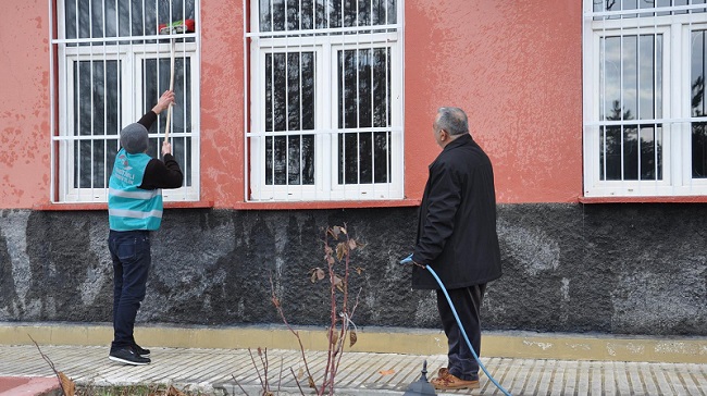 ONARIM VE TEMİZLİK İŞLERİ YAPIYORLAR