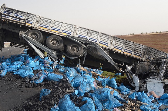 KÖMÜR YÜKLÜ TIR DEVRİLDİ