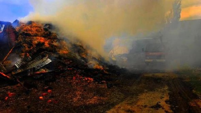 2 BİN BALYA SAMAN YANARAK KÜL OLDU