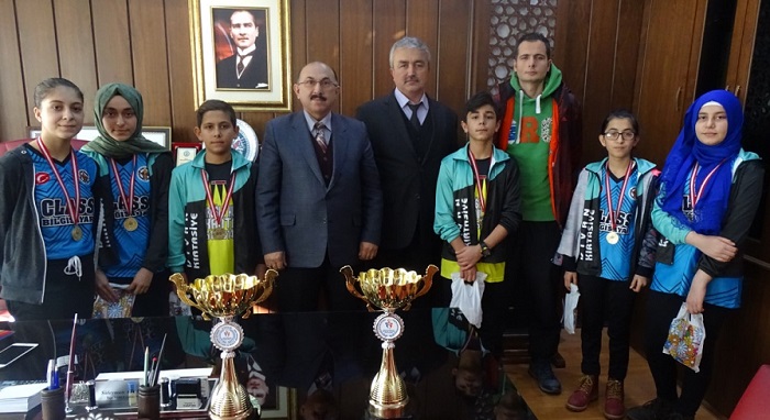 ŞAMPİYON ÖĞRENCİLERİ ÖDÜLLENDİRDİ