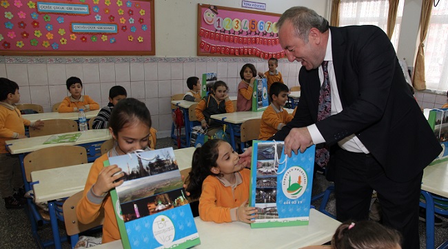 BAŞKAN’DAN MİNİKLERE KİTAP SETİ HEDİYESİ
