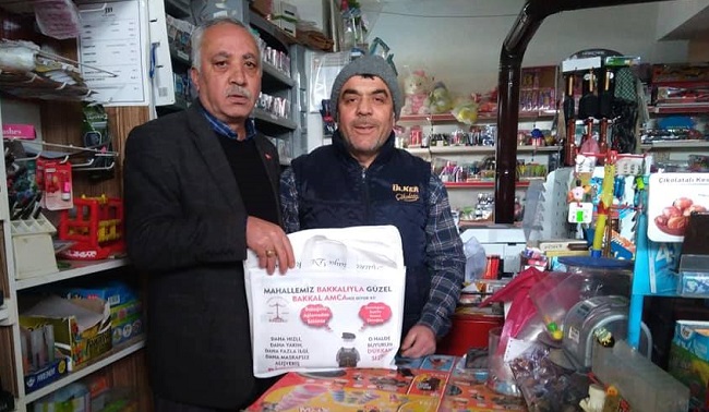 ÜYELERİNE BEZ TORBA DAĞITTILAR