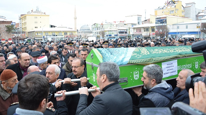 VALİ ANNESİNİ SON YOLCULUĞUNA UĞURLADI