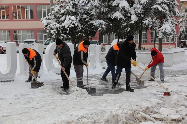 SUNGURLU BELEDİYESİNDEN KAR MESAİSİ