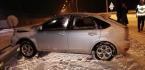 OTOMOBİL KAYARAK BARİYERLERE ÇARPTI