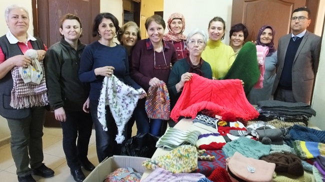 KADINLAR ÖRÜYOR ÇOCUKLAR ISINIYOR