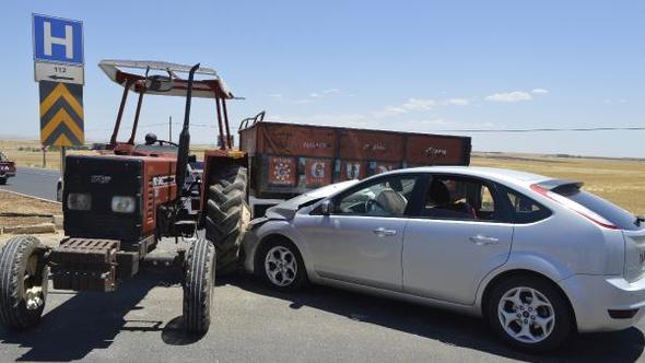 OTOMOBİL TRAKTÖRE ÇARPTI: 1 YARALI