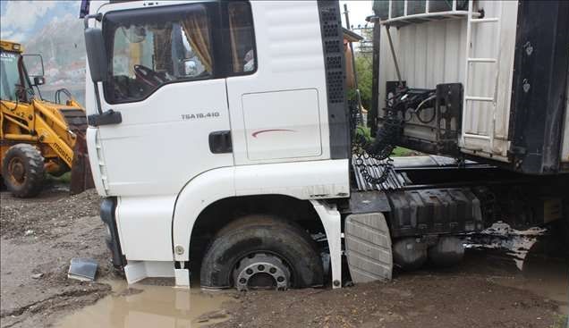 SAMAN YÜKLERKEN ÇAMURA SAPLANDI