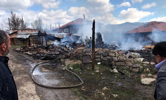 DIŞARI ATILAN KÖMÜR KÖZÜ BİR EVİ YAKTI