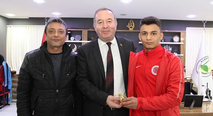 BAŞKAN BAŞARILI GÜREŞÇİYİ ÖDÜLLENDİRDİ
