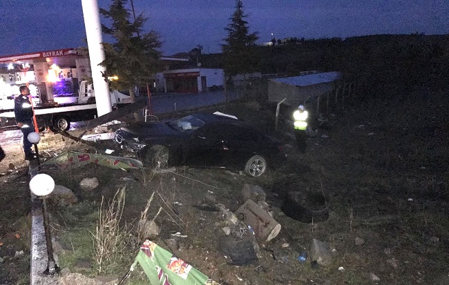 OTOMOBİL ŞARAMPOLE DEVRİLDİ: 2 YARALI