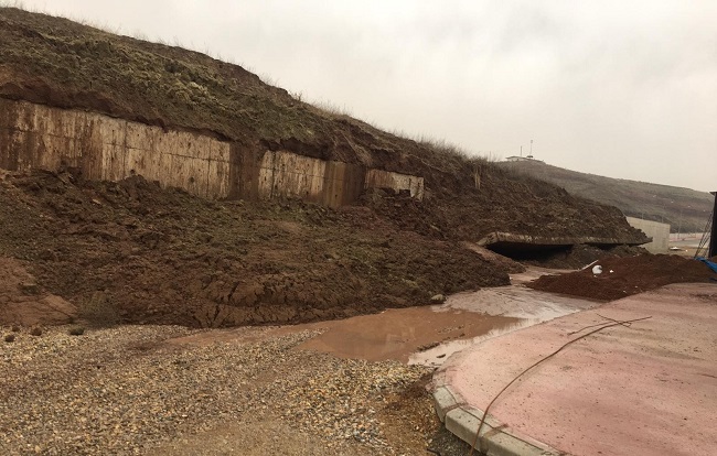 SANAYİDE İSTİNAT DUVARI ÇÖKTÜ!