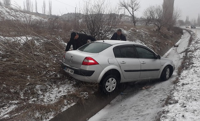 YOLDAN KAYARAK SU KANALINA DÜŞTÜ