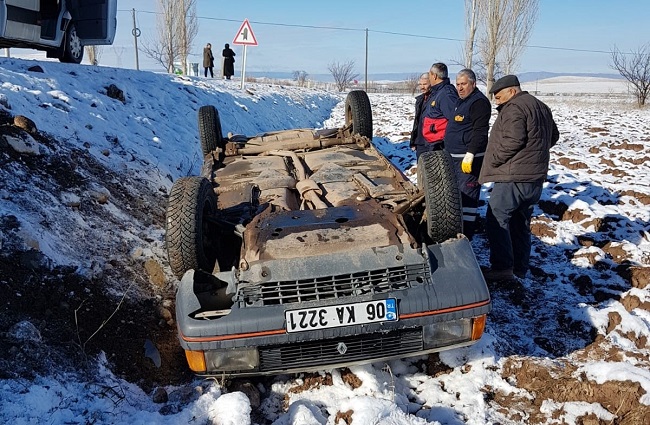 OTOMOBİL ŞARAMPOLE DEVRİLDİ: 2 YARALI