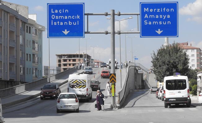 İLGİNÇ KÖPRÜYE ŞİKAYET YAĞIYOR