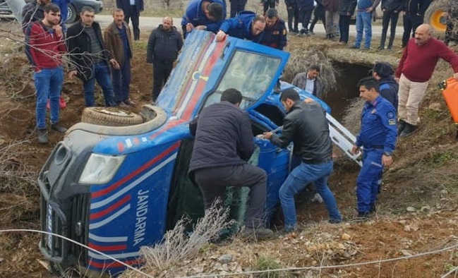 JANDARMA ARACI ŞARAMPOLE UÇTU
