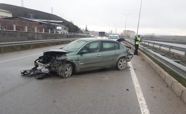 KAZADA OTOMOBİL BARİYERE ÇARPTI