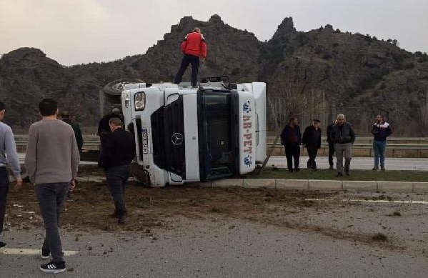 DEVRİLEN TIR YOLU TRAFİĞE KAPATTI