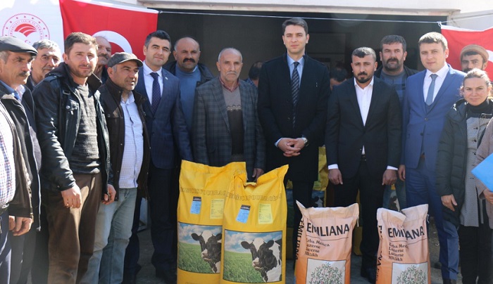 ÇİFTÇİLERE YEM BİTKİSİ TOHUMU DAĞITILDI