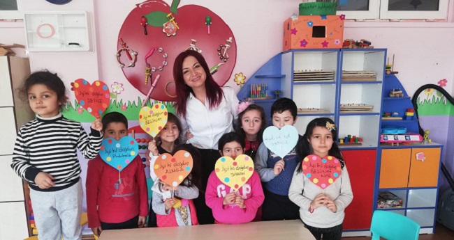 MİNİKLERDEN AİLELERİNE EV İŞİ YARDIMI