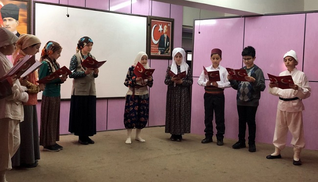 ÖĞRENCİLER ÇANAKKALE ŞEHİTLERİNİ ANDI