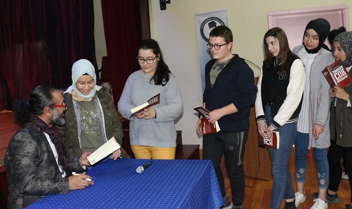 ÜNLÜ YAZAR KİTAPLARINI İMZALADI