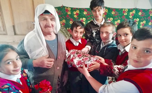 ÖĞRENCİLER YAŞLILARIN GÖNÜLLERİNİ ALDI