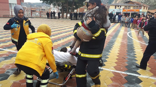 ÖĞRENCİLERDEN SİVİL SAVUNMA TATBİKATI