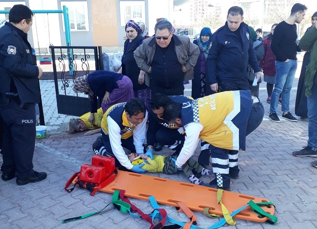 PENCEREDEN DÜŞEN ÇOCUK AĞIR YARALANDI