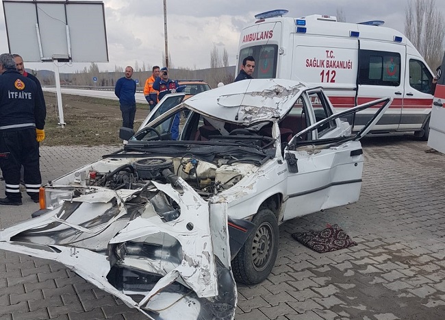 OTOMOBİL TIRA ARKADAN ÇARPTI