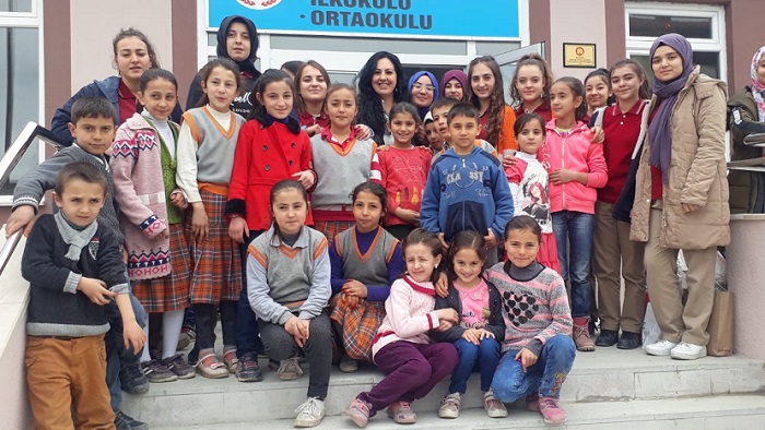 ÖĞRENCİLERDEN KÖY OKULLARINA YARDIM