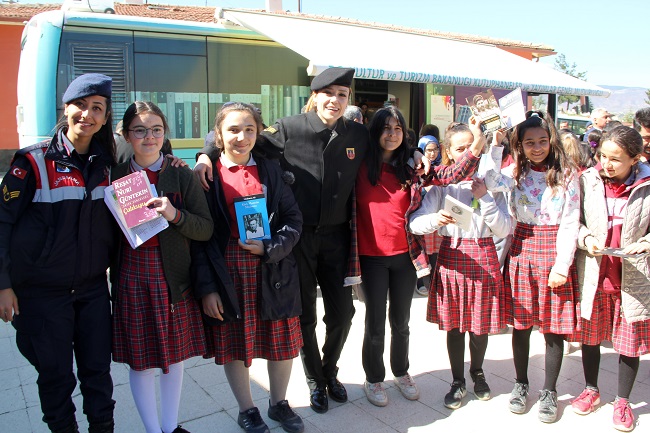 JANDARMA KÖY ÇOCUKLARINI SEVİNDİRDİ