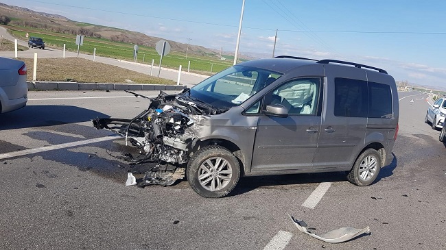 İKİ OTOMOBİL ÇARPIŞTI: 4 YARALI
