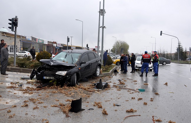 OTOMOBİL TRAFİK IŞIKLARINA DALDI