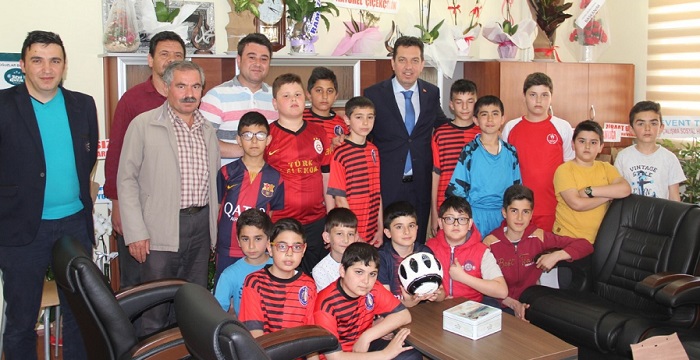 MİNİK OYUNCULAR BAŞKAN’I KUTLADI