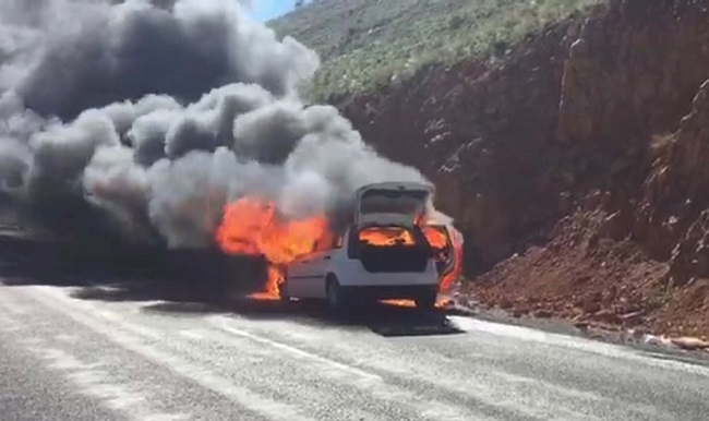 OTOMOBİL ALEVLER İÇİNDE KALDI