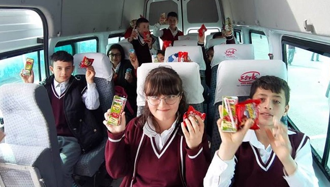 BAŞKAN İSBİR’DEN ÇOCUKLARA İKRAM