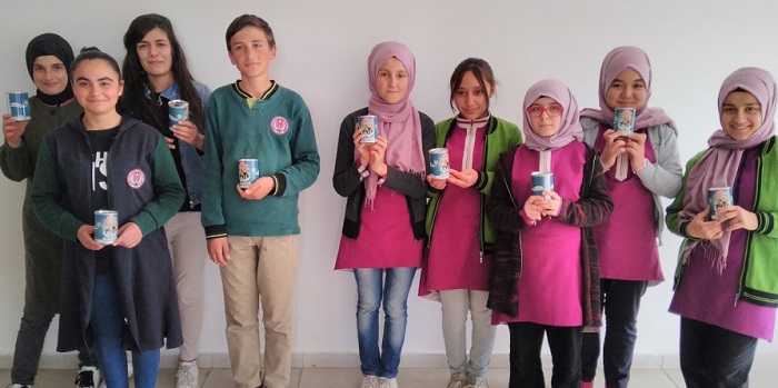 HER SINIFIN BİR YETİM KARDEŞİ VAR