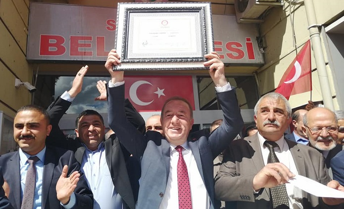 BAŞKAN ŞAHİNER MAZBATASINI ALDI