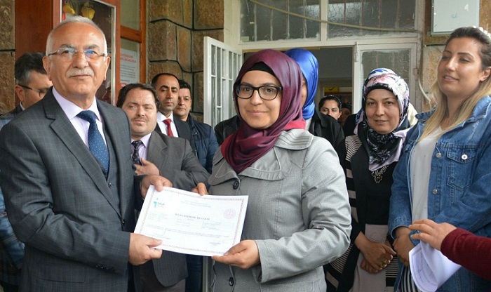 BAŞARILI KURSİYERLER SERTİFİKALARINI ALDI