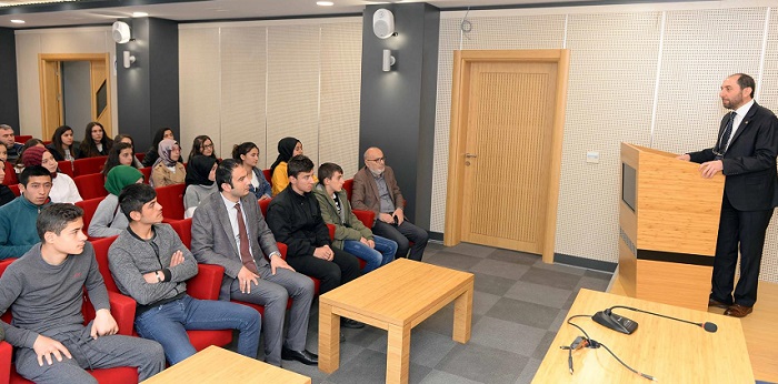 REKTÖR ALKAN ÖĞRENCİLERİ BİLGİLENDİRDİ