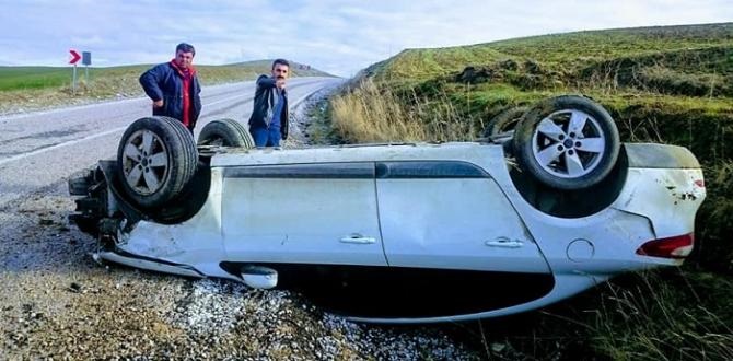 OTOMOBİL TAKLA ATTI: 4 YARALI